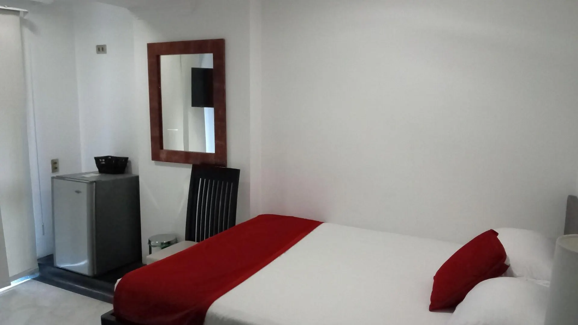Hotel Calasanz Real 메딜린