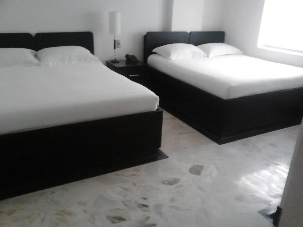 Hotel Calasanz Real 메딜린